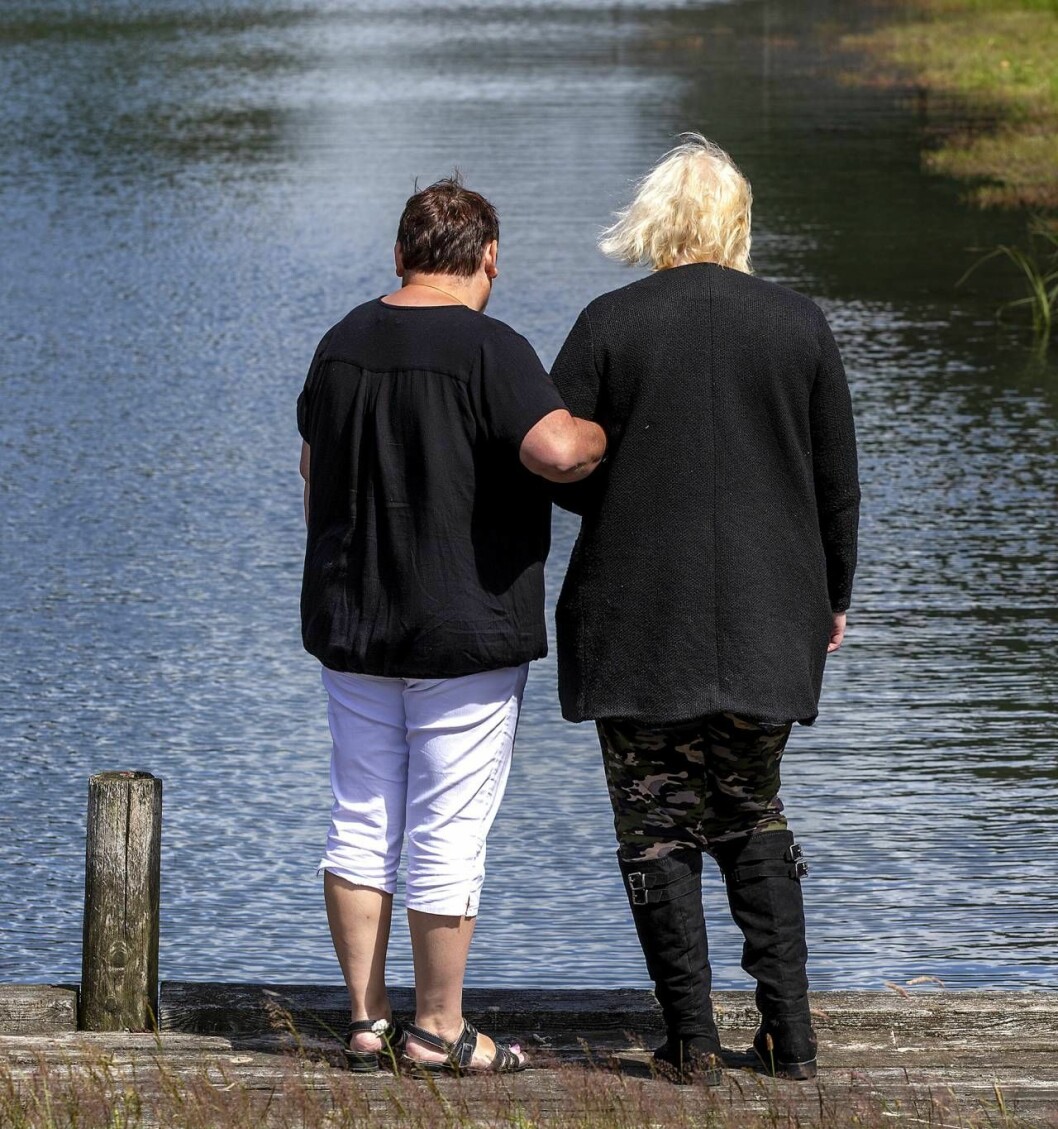 Louisas aska valde familjen att sprida över Vejlefjorden. ”På det sättet är hon alltid med oss, oavsett vilket hav vi står vid” säger hennes mamma Helle. Helles aska speds i vattnet. Här står Helle med en annan människa och tänker på dottern.