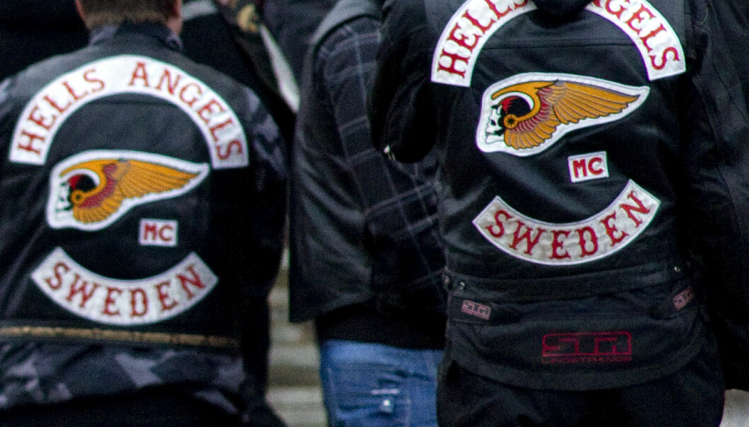 Hells Angels västar blev ett nytt och ovälkommet inslag i gatubilden på 90-talet. Snart var det nordiska mc-kriget ett faktum. Hells Angels etablerar sig