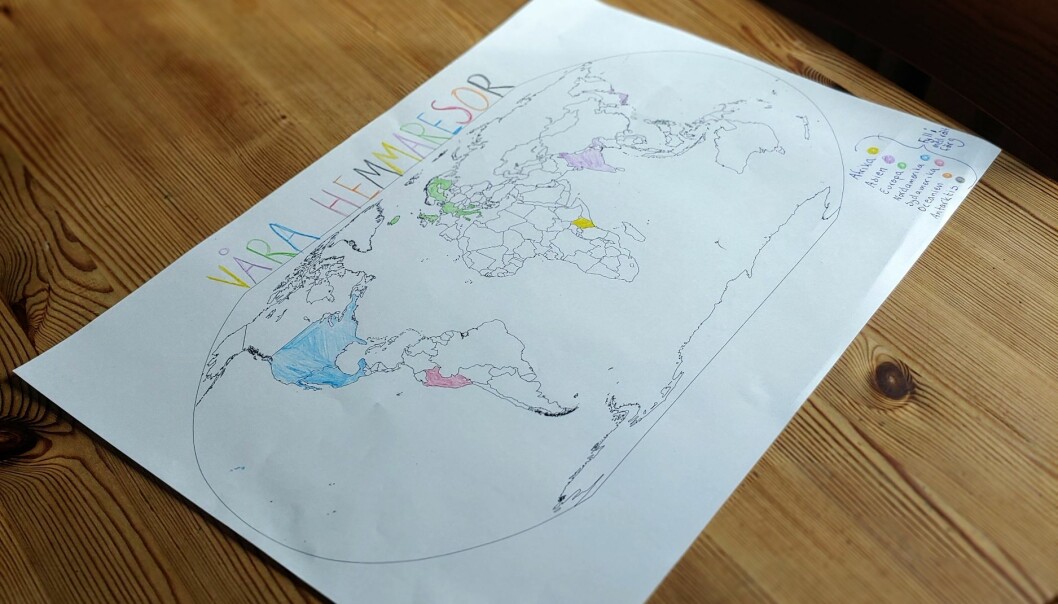De har skrivit ut en världskarta där barnen allt eftersom fyller i länderna som de besökt hemifrån. En ritad världskarta där familjen har fyllt i varje land de besökt hemifrån.