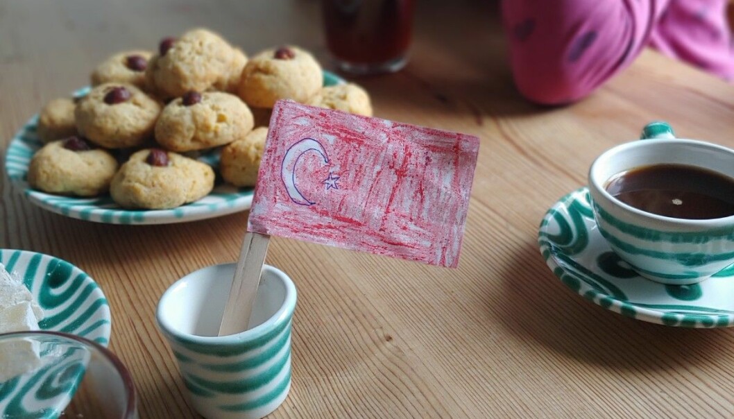 Kakor och en turkisk flagga.