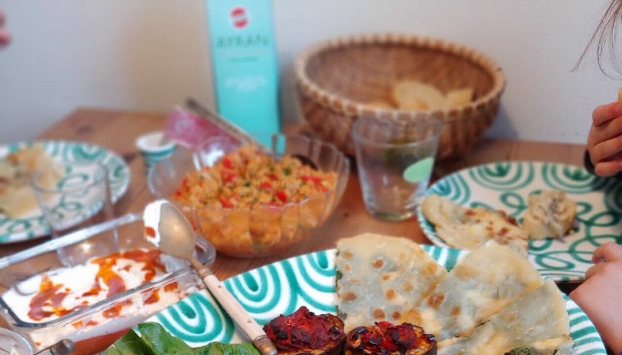 Som mat på hemmaresan till Turkiet gjorde Meze, som är flera smårätter. Turkisk plockmat uppdukat på ett bord.