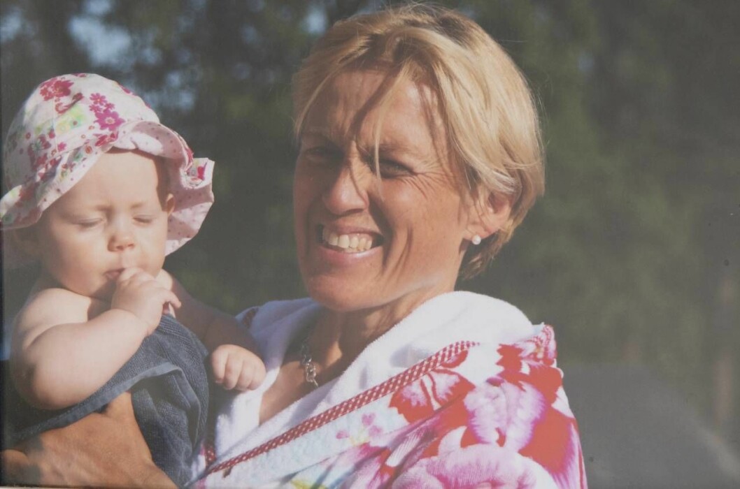 Louise älskade sina barn och barnbarn. Foto: Privat Helena Rejes mamma Louise ”Ludde” Crafoord-Hofmann tillsammans med ett av sina älskade barnbarn.