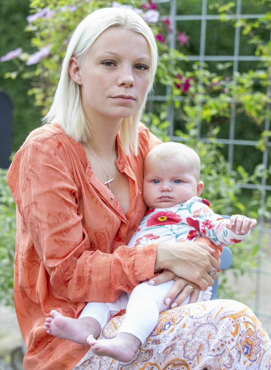 ”Min uppgift som mamma har bara blivit större nu”, säger Liv som ser fram mot att berätta för Aya om hennes pappa. Liv sitter med sin dotter i famnen. Nu är hon ensam förälder efter att mannen dött i en bilolycka.