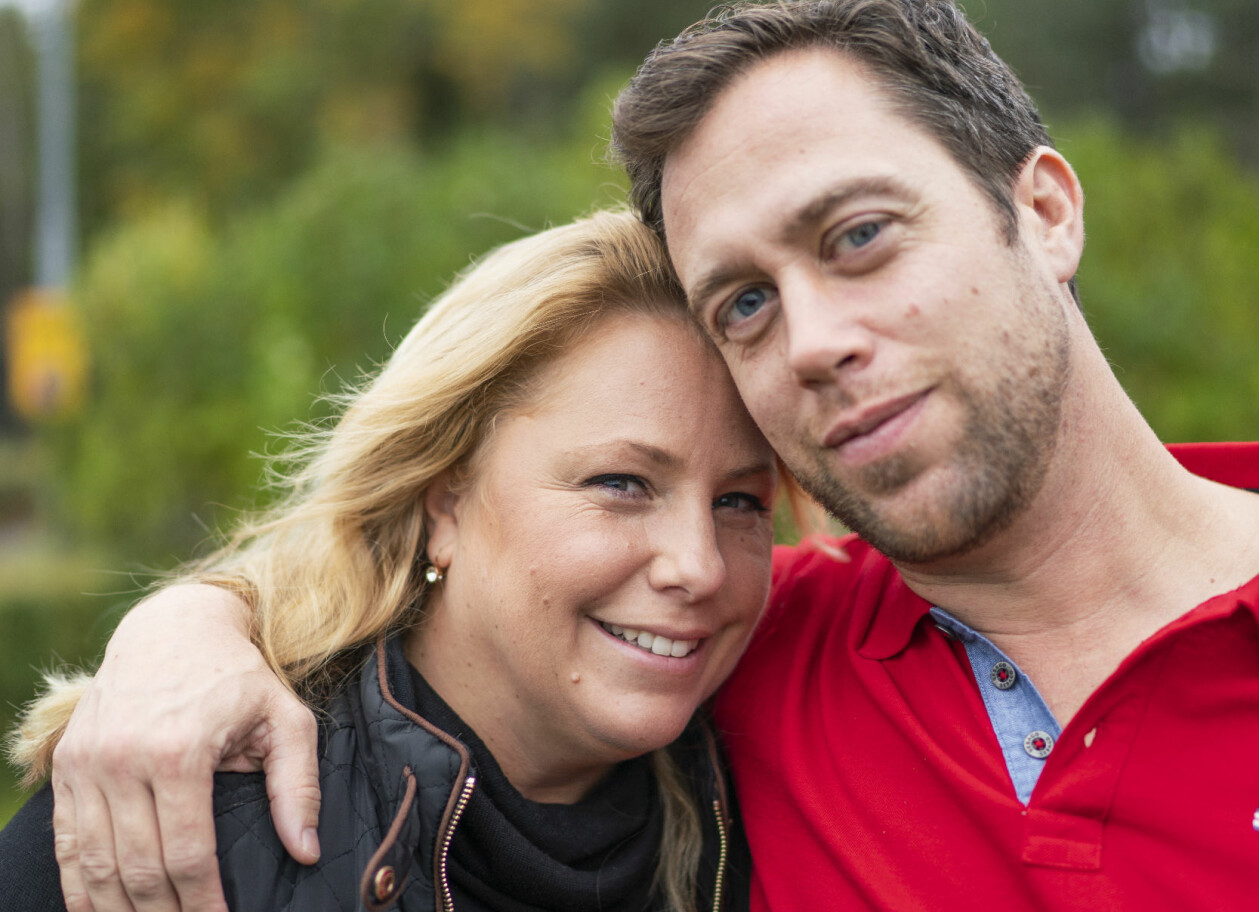Ann och Henrik Otterbeck kämpar för att ge sin dotter Felicia den bästa tillvaron utifrån hennes förutsättningar. Henrik Otterbeck står med armen runt sin fru Ann Otterbecks axlar med gröna träd i bakgrunden.