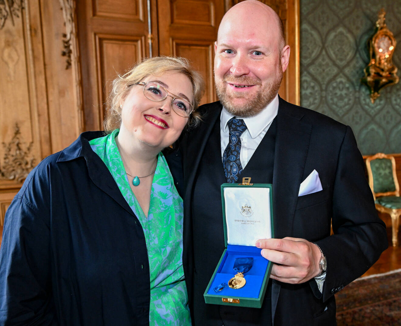 Henrik Dorsin, med sin fru Hanna, när han tog emot medaljen Litteris et Artibus av kung Carl Gustaf och drottning Silvia tidigare i år.