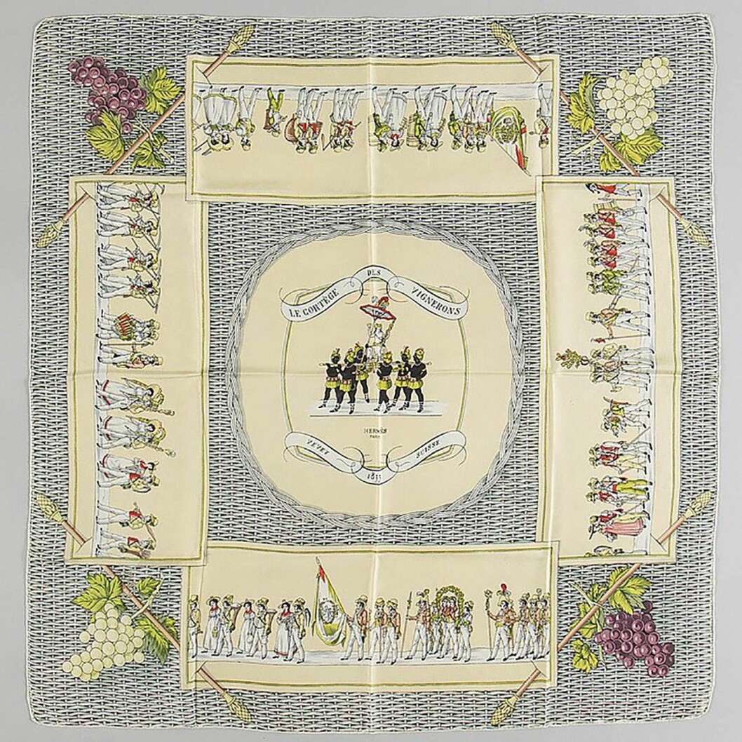 Den här scarfen i utmärkt skick, <em>Le Cortege des Vignerons-Vevevy – 1833 </em>i design av Hugo Grygkar 1952, klubbades för 4 000 kr (4 000) hos Bukowskis 2017. Le Cortege des Vignerons-Vevevy – 1833
