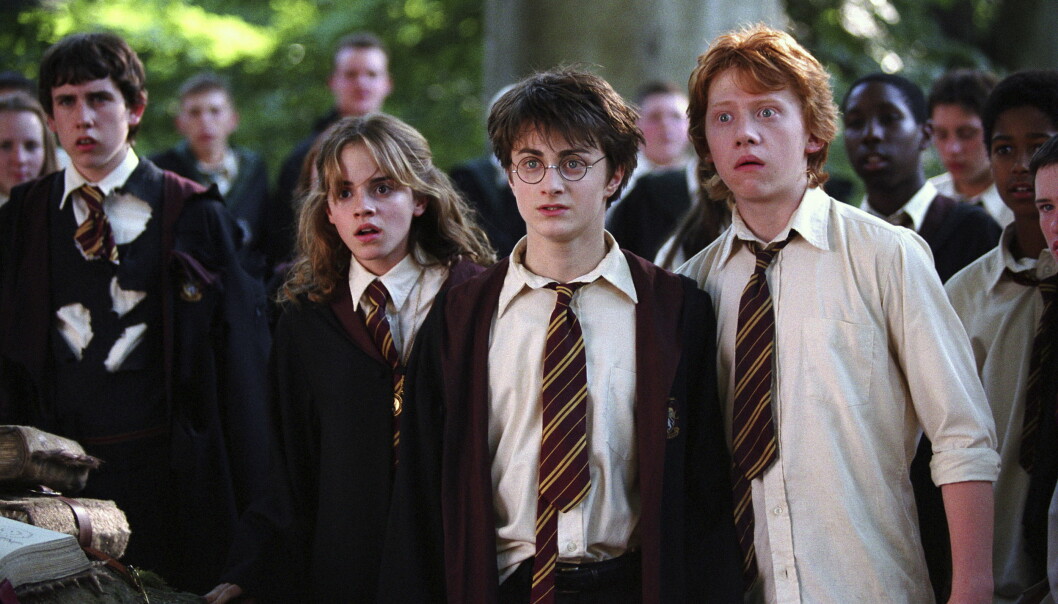 Hermione, Harry och Ron ser förvånade och chockade ut i en av Harry Potter-filmerna.