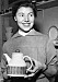 Leende Hertha Bengtson med kaffekanna i handen, svartvit bild.