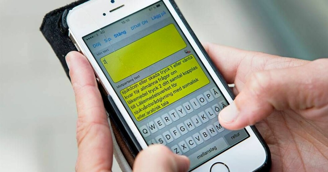 Appen TERA finns både för mobiltelefon och till telefonen hemma. Foto: Drago Prvulovic En mobiltelefon med hjälpmedel för hörselskadade.