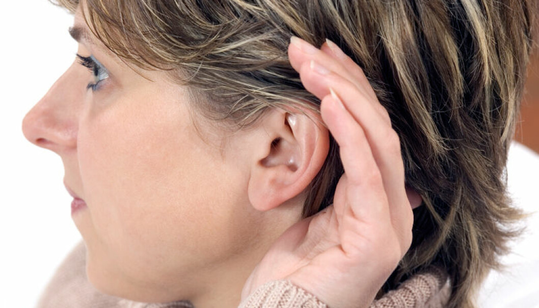 Efter hörselnedsättningen kunde kvinnan inte längre höra vad män säger.