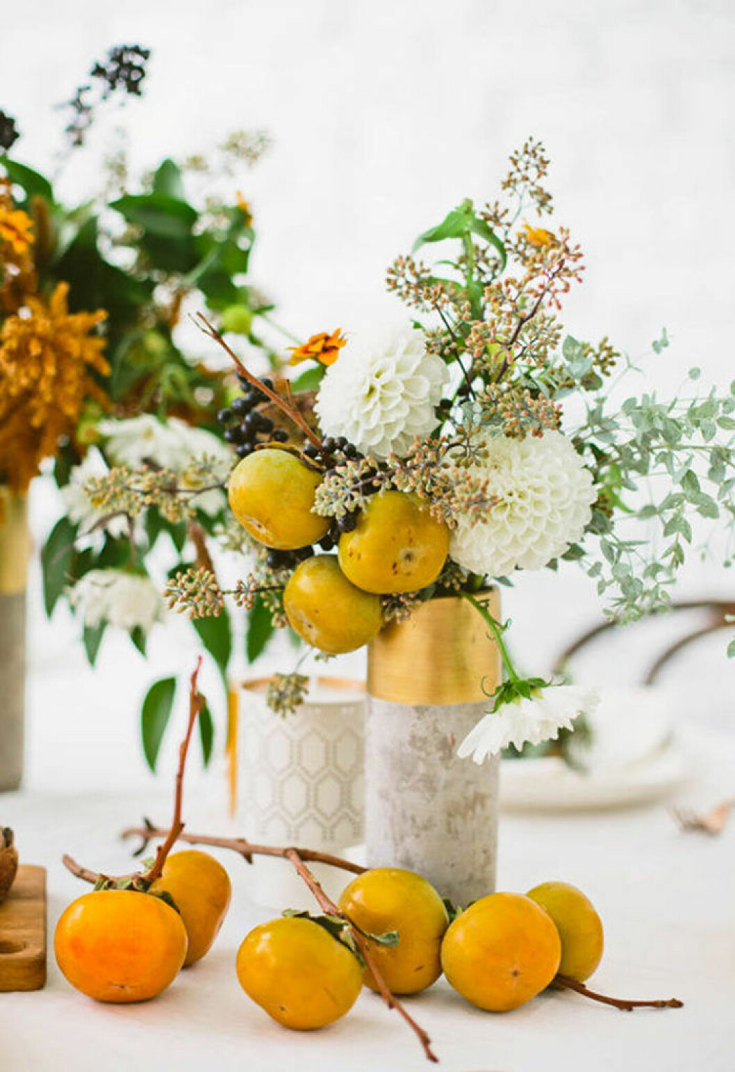 Foto via: <a href="http://www.designlovefest.com/2014/10/fall-inspired-tabletop/" target="_blank" rel="noopener">Designlovefest</a> Blombukett med persimon