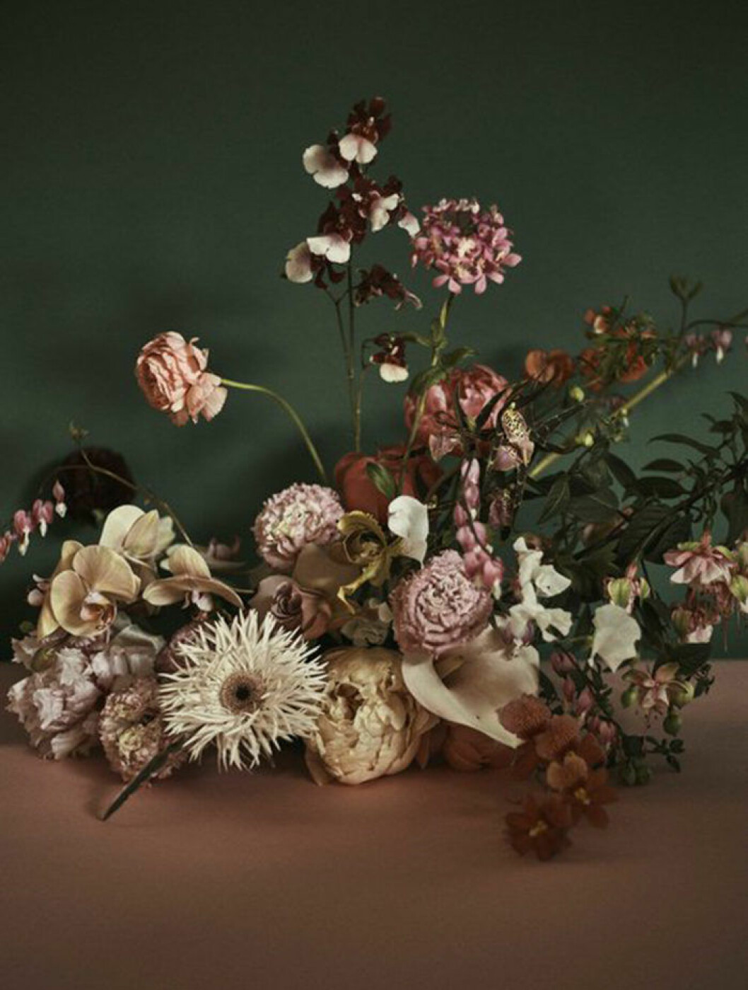 Foto via: <a href="http://www.palaisflowers.com/" target="_blank" rel="noopener">Palais Flowers</a> Dova färger bland blommor i höst