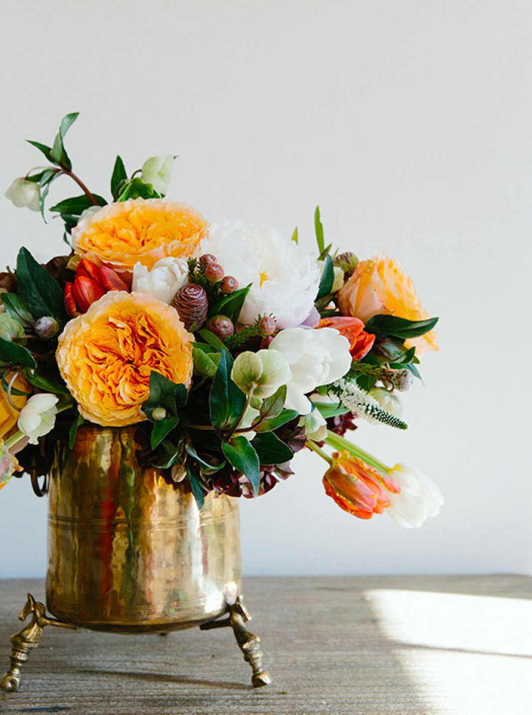 Foto via: <a href="http://waitingonmartha.com/winter-florals-peonies-arrangements/#_a5y_p=6298085" target="_blank" rel="noopener">Waiting on Martha</a> Blombukett till hösten