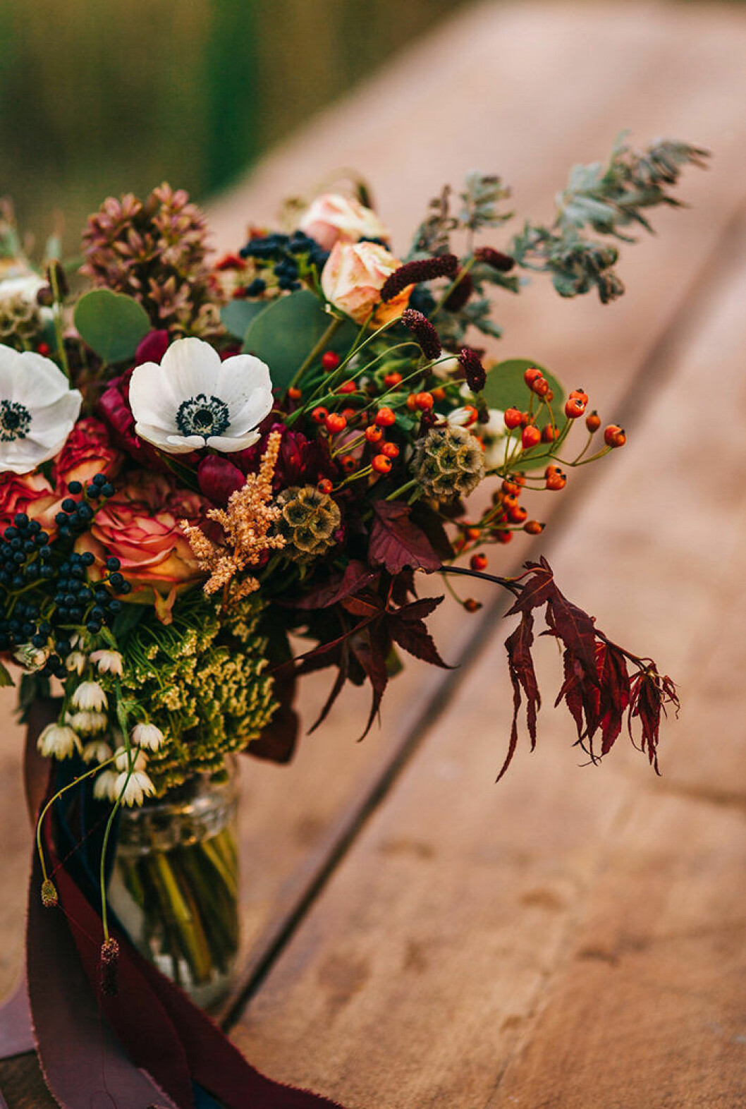 Foto via: <a href="http://www.lovemydress.net/blog/2016/02/natural-rustic-autumn-wedding-romania.html" target="_blank" rel="noopener">Love My Dress</a> Blombukett för hösten