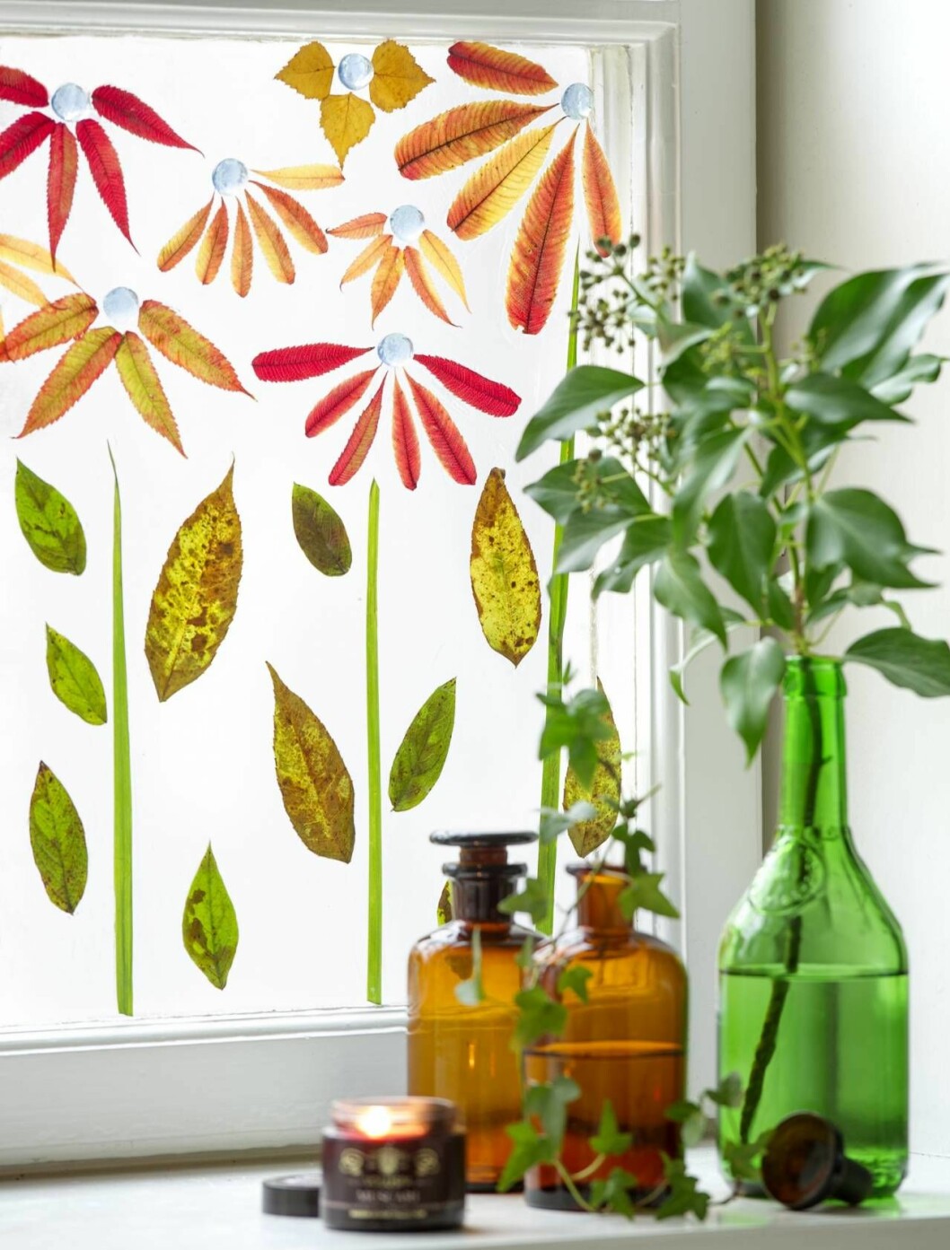 Blad blir blommor med hjälp av decoupagelim och lite fantasi. Blad blir blommor med hjälp av decoupagelim och lite fantasi.