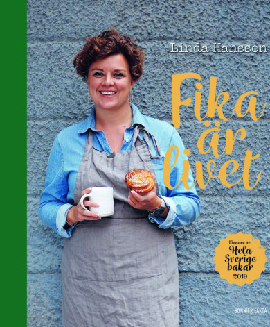Linda Hansson har nu skrivit boken Fika är livet. Foto: Frida Wismar Omslaget till Linda Hanssons bok Fika är livet, utgiven 2019.