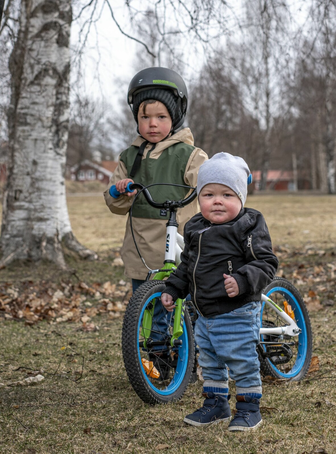 I dag mår Hugo bra och storebror Milian är glad att han har någon att busa med. Hugo Lång från Timrå föddes med ett hjärtfel och var nära att dö strax efter födseln. Här med storebror Milian.
