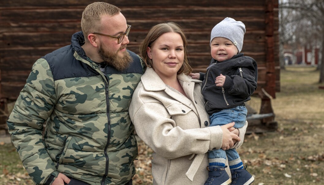 Evelinas och Hampus råd till de som går igenom någon liknande är att ta hjälp att bearbeta det som hänt. Prata med psykologer eller gå med i Facebook-grupper där andra i samma situation skriver och delar med sig av sina erfarenheter. Hugo föddes med ett hjärtfel och var nära att dö strax efter födseln, här med föräldrarna Evelina och Hampus Lång i Timrå.