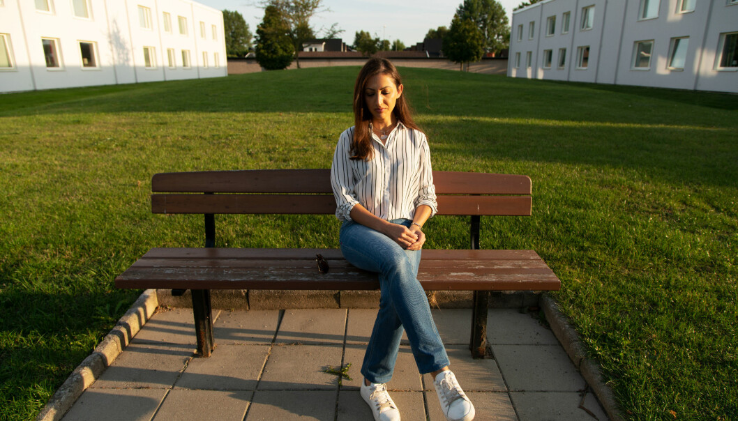 Humaira Ahmadzai Tahir på en bänk utanför sin bostad i Staffanstorp.