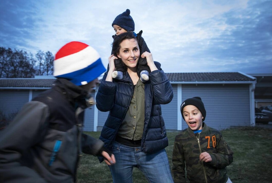 Nicole tycker det är underbart att leva familjeliv. Men betonar vikten av att fokusera på rätt saker – ingen klarar att vara perfekt hela tiden. Foto: Veronica Kindblad Humormamman Nicole leker med sina söner.
