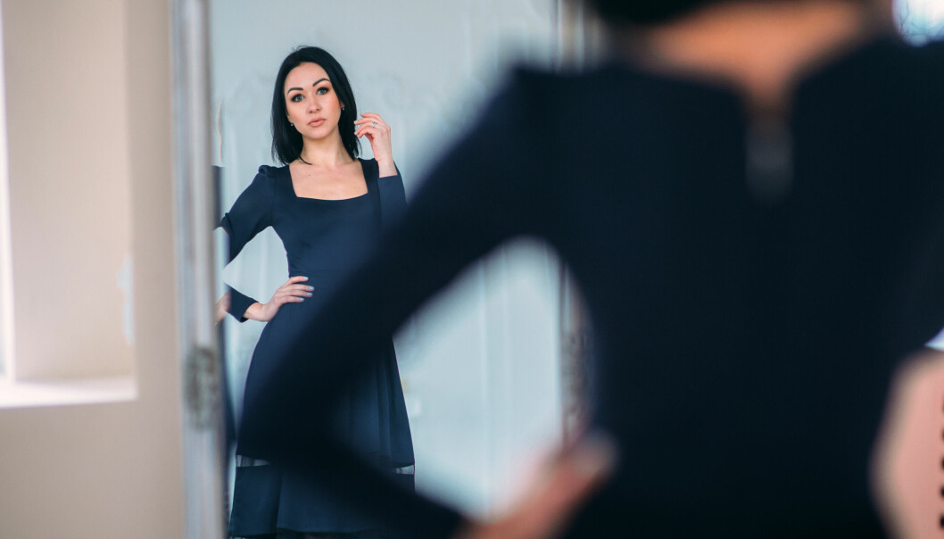 För narcissisten fungerar humorn som ett sätt att framhäva sig själv på – och för att imponera och få bekräftelse. Kvinna speglar sig