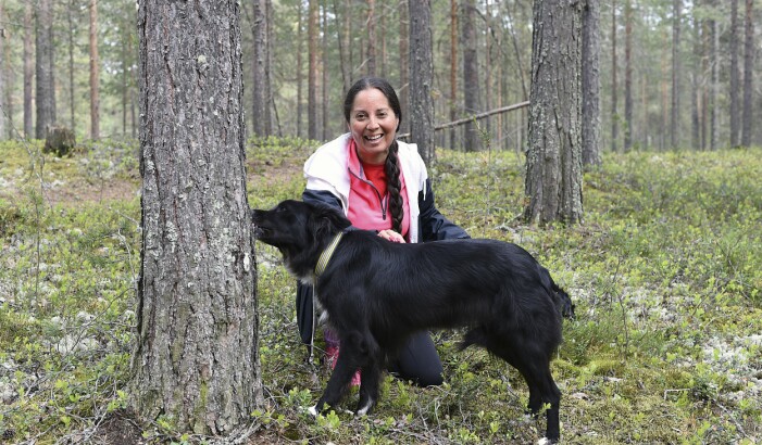 Hundexperten Isabella Röger tränar i skogen med sin hund