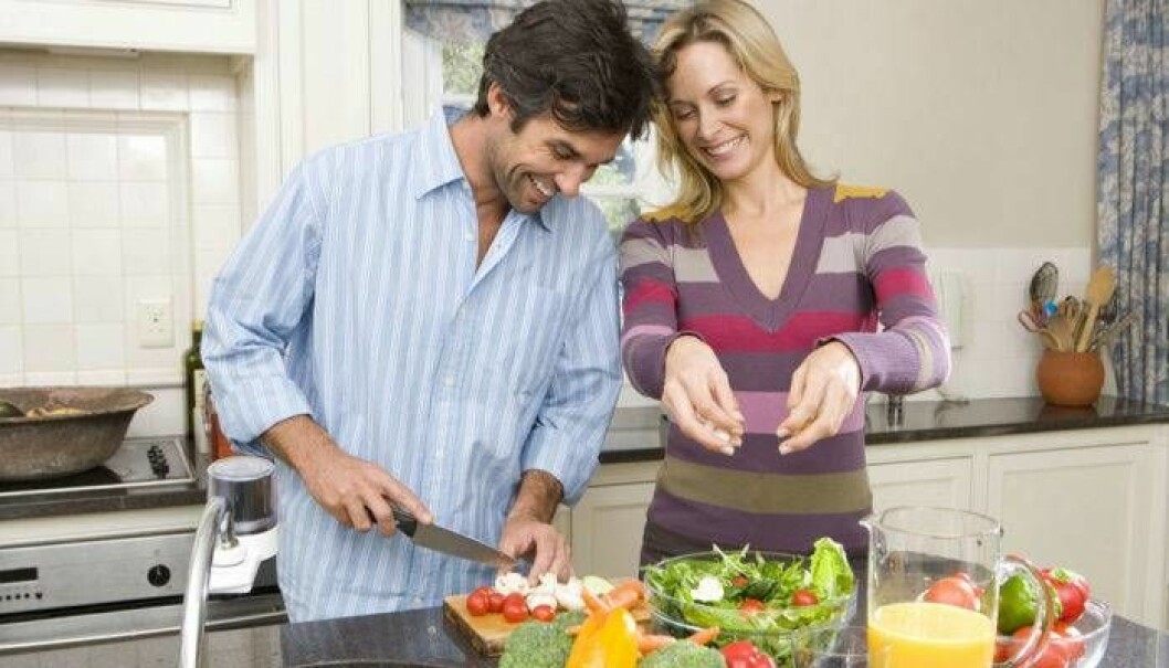 Ett förhållande handlar ju om så mycket mer än bara sex. Kanske njuter ni av att laga mat tillsammans? Foto: Shutterstock/IBL Hur pratar jag om sex med min partner