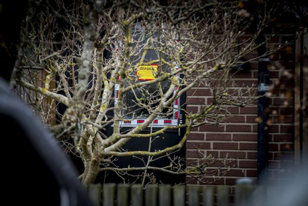 En hel familj hittades döda i villan. I efterlämnade brev skrev föräldrarna att barnens sjukdom låg bakom beslutet. Foto: TT Polisen spärrar av villan i Bjärred där en hel barnfamilj hittades död