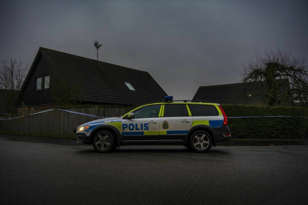 Rutinuppdraget avslöjade tragedin. En hel familj hittades döda i villan. Foto: TT Polisbil utanför villan i Bjärred där en hel familj hittades död.