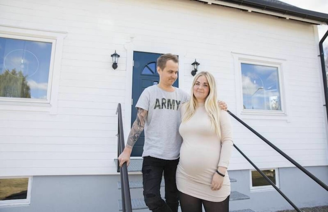 Förra hösten flyttade Marcus och Therése in i sitt hus. – Husköpet blev en vändpunkt, säger Marcus, som fick en hjärntumör när han bara var 24 år. Marcus och Therése framför sitt hus