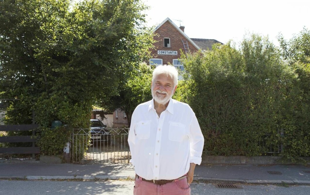 Hasse Andersson framför Constantia huset på Gullvik där Hasses far hade plåtslageri i källaren. I bland hyrde familjen också ut rum här. Foto: Gugge Zelander Hasse Andersson framför Constantia huset på Gullvik där Hasses far hade plåtslageri i källaren.