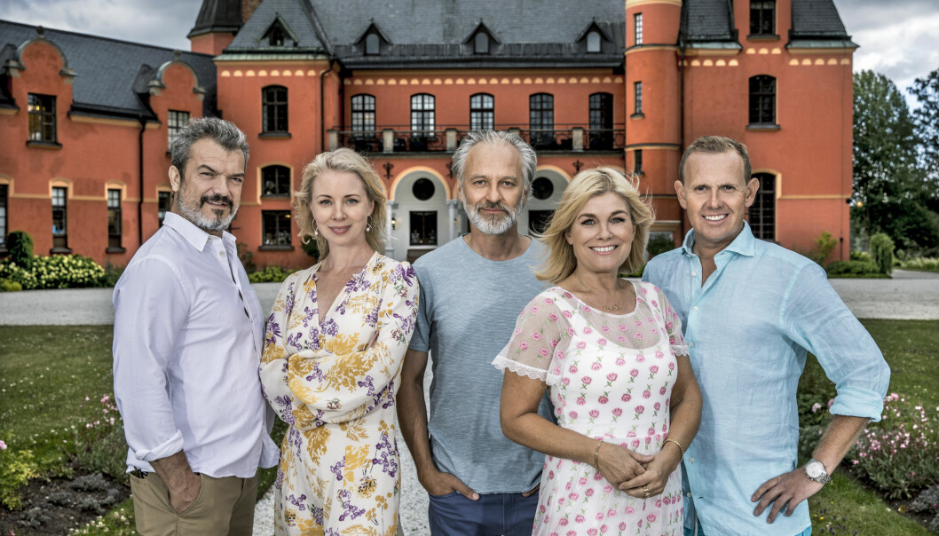 I årets <i>Stjärnorna på slottet</i> möter vi Dragomir Mrsic, Julia Dufvenius Wollter, Björn Kjellman, Pernilla Wahlgren och Måns Möller. I årets Stjärnorna på slottet möter vi Dragomir Mrsic, Julia Dufvenius Wollter, Björn Kjellman, Pernilla Wahlgren och Måns Möller.