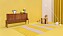 I Ett mycket gult rum står en skänk i trä med några prydnadsföremål. På golvet ligger en randig matta i gult och lila.