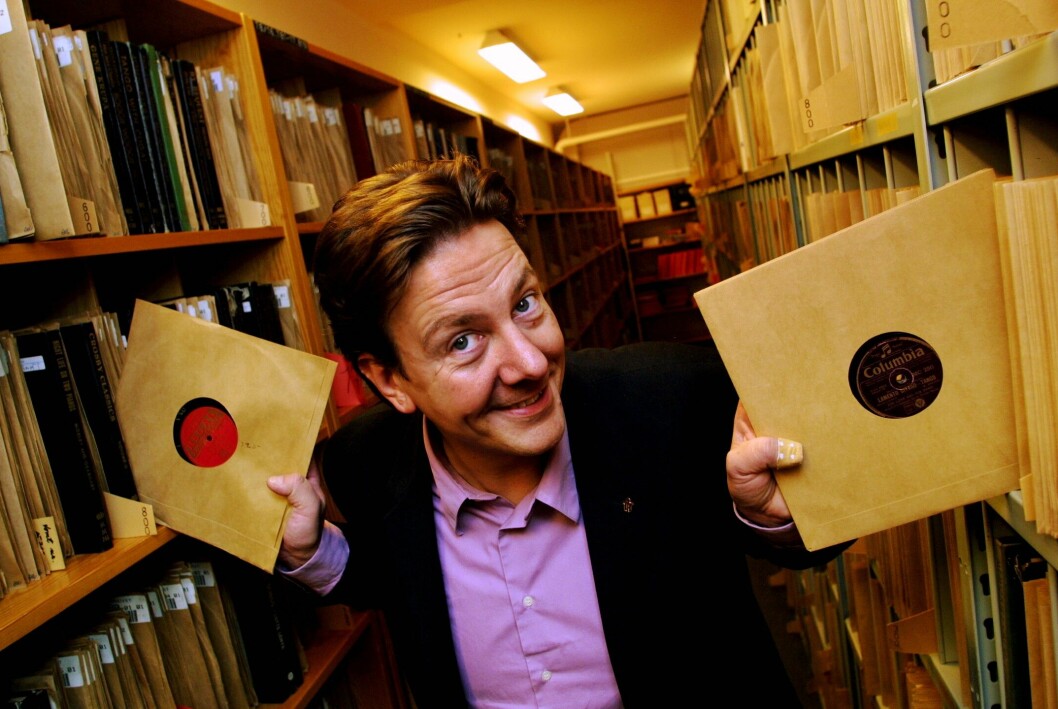 I 26 år var Anders Eldeman programledare för Melodikrysset i Sveriges Radio P4, ett av Sveriges populäraste radioprogram. Anders Eldeman drar ut två stenkakor i radioarkivet.