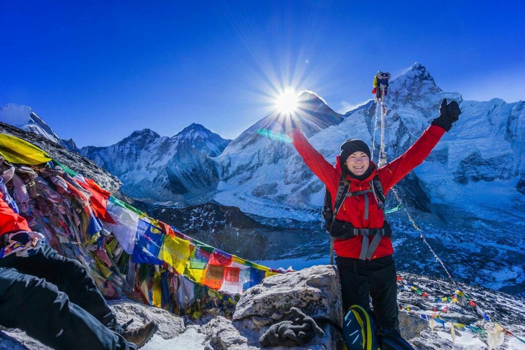 Att ta sig upp till toppen av Kala Patthar i Nepal blev som en symbol för att Ida tog tillbaka sitt liv. Foto: Christer Sjöberg Ida Bäckström med Mount Everest i ryggen