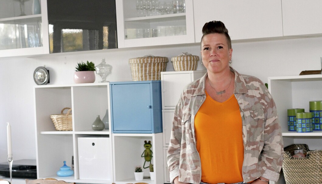 – Vi måste få ut kunskap om kvinnosjukdomar till fler, både inom sjukvården och till andra, säger Ida-Maja. Ida-Maja i sitt kök.