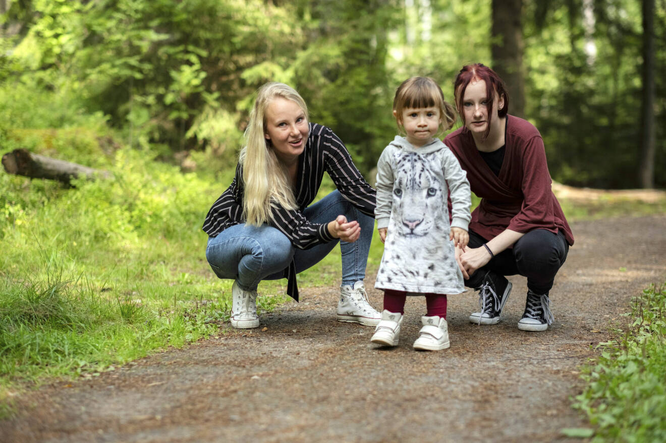 Ilse, hennes mamma Emma och moster ute i skogen.