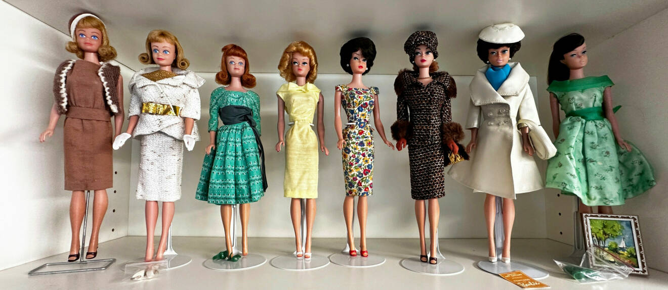 Barbiedockor med kläder från 1960-talet.