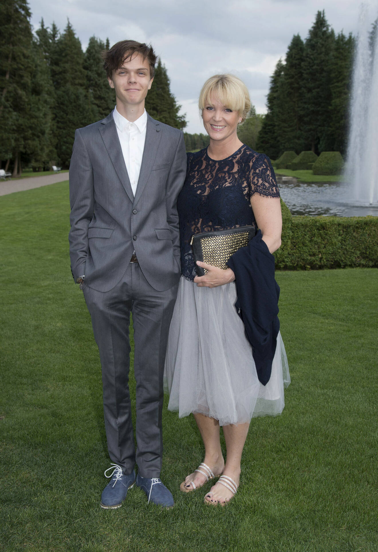 Kattis Ahlström och sonen Love Ahlström på event i Båstad 2016. Båda två har formell klädsel.