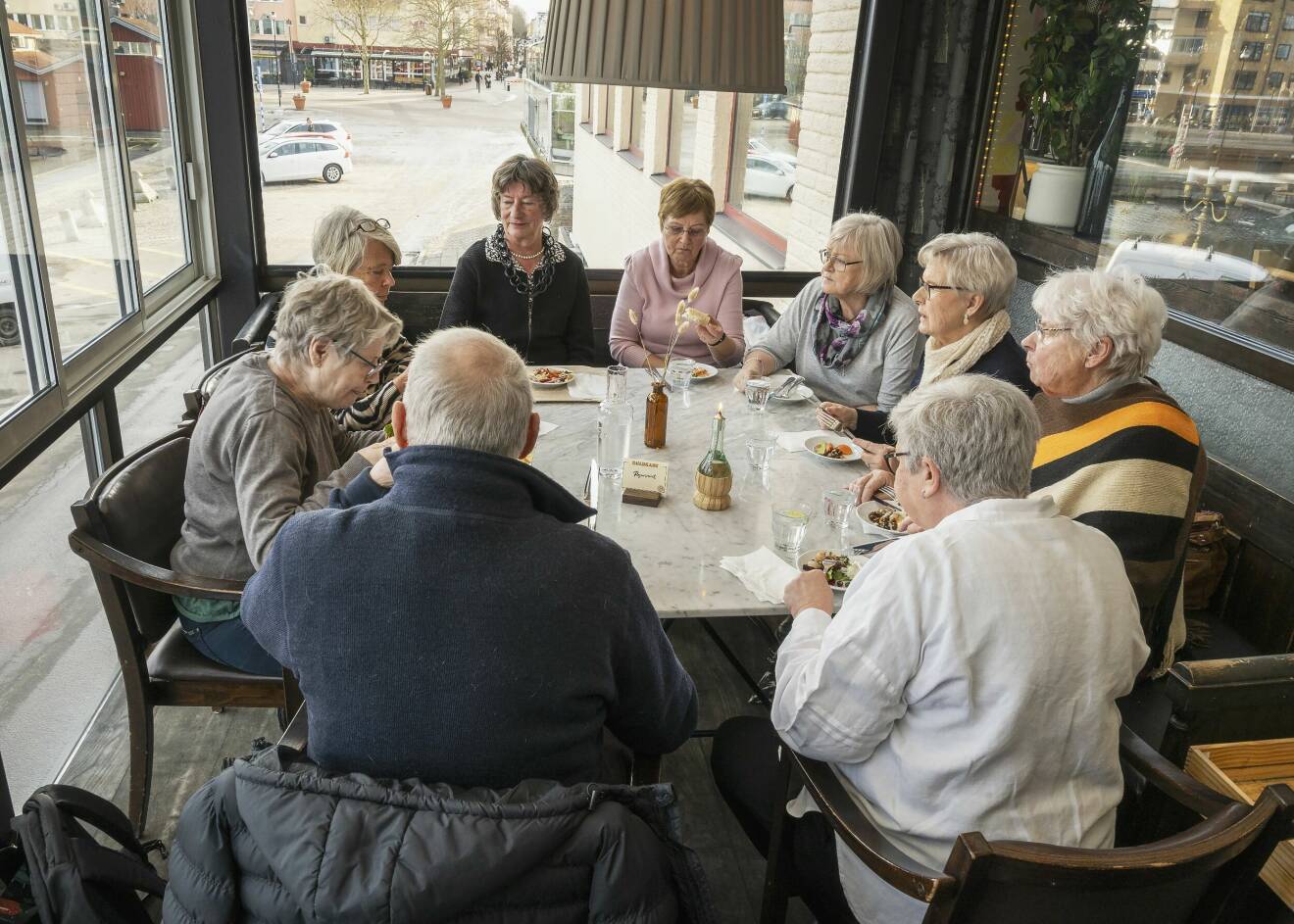 Varje fredag ses medlemmarna i Alone Together för en gemensam lunch.