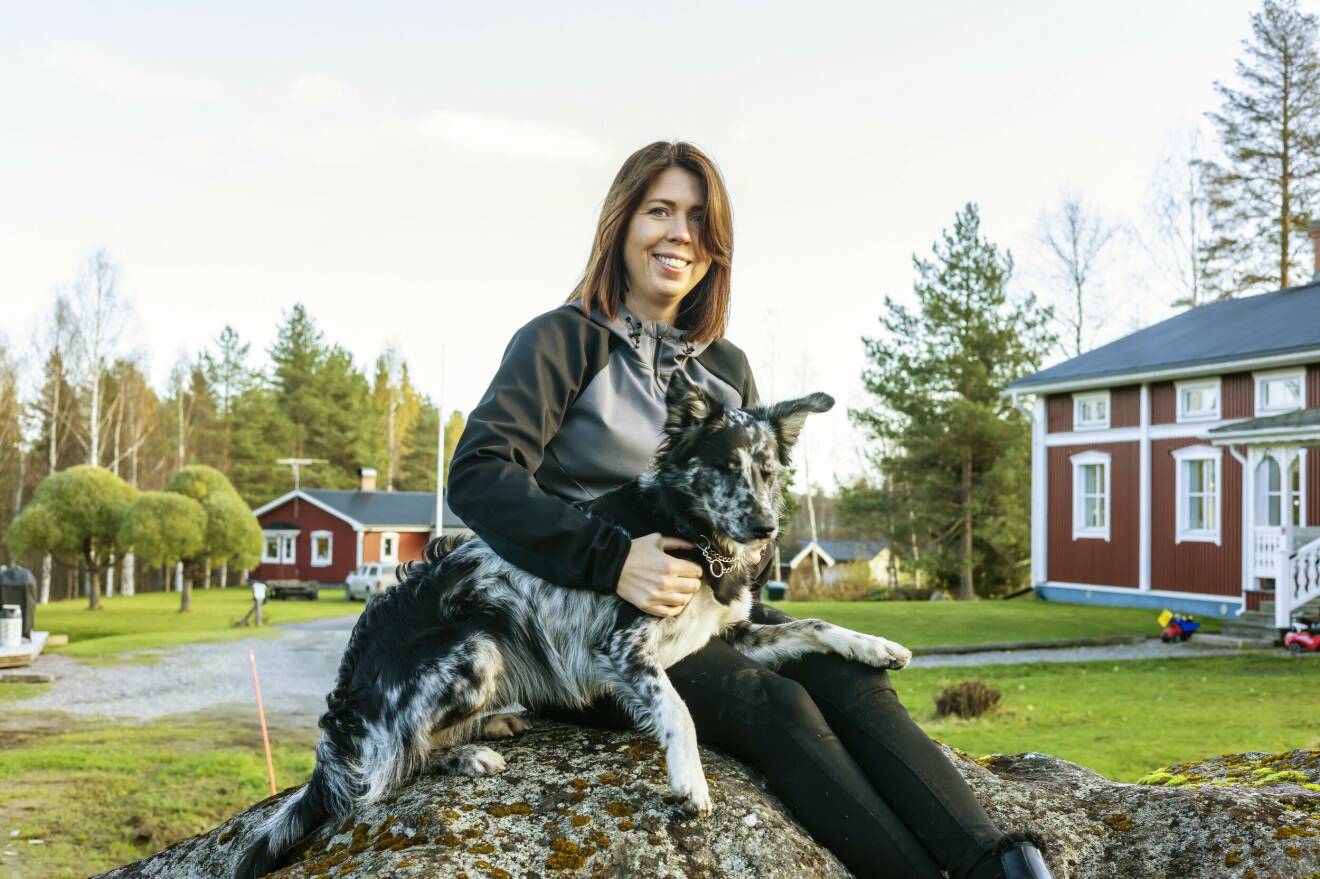 Hanna Öhman med sin hund hemma på gården i Tvärsel, Älvsbyn.