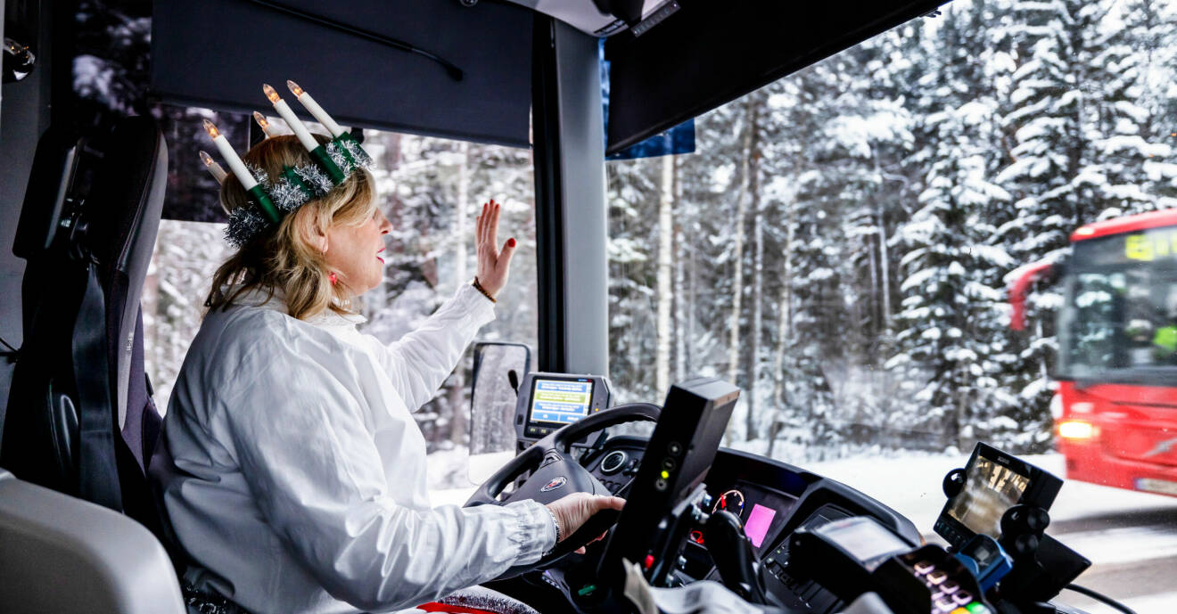 Anette Glad kör buss i ett vintrigt landskap och vinkar till en mötande buss.