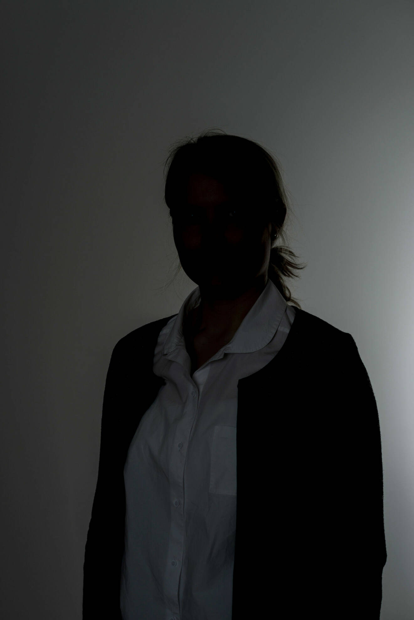 En anonym kvinna i mörker.