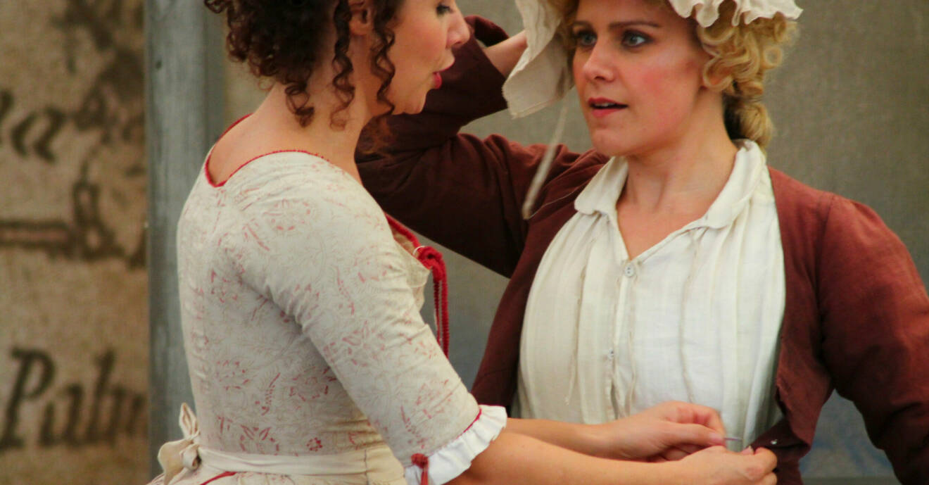 Catrin som Cherubino i Mozarts Figaros bröllop. Bilden från Stowe Opera, 2012.