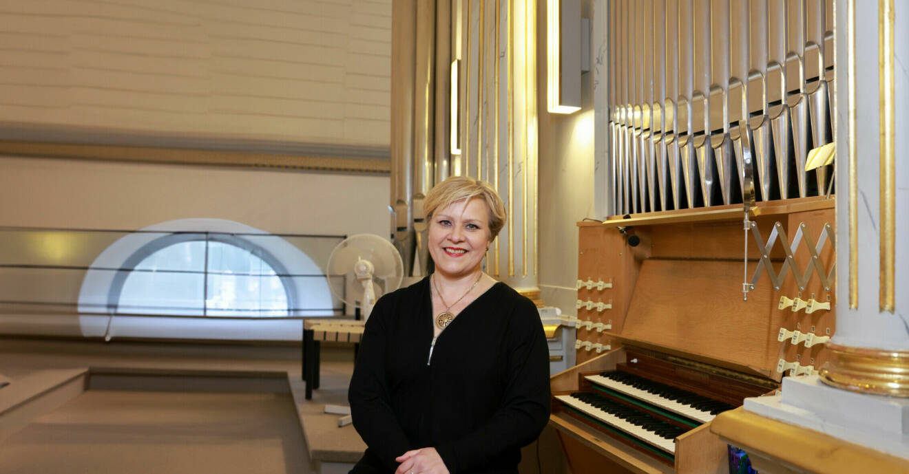 Catrin vid orgeln i Jämshögs kyrka i Blekinge.