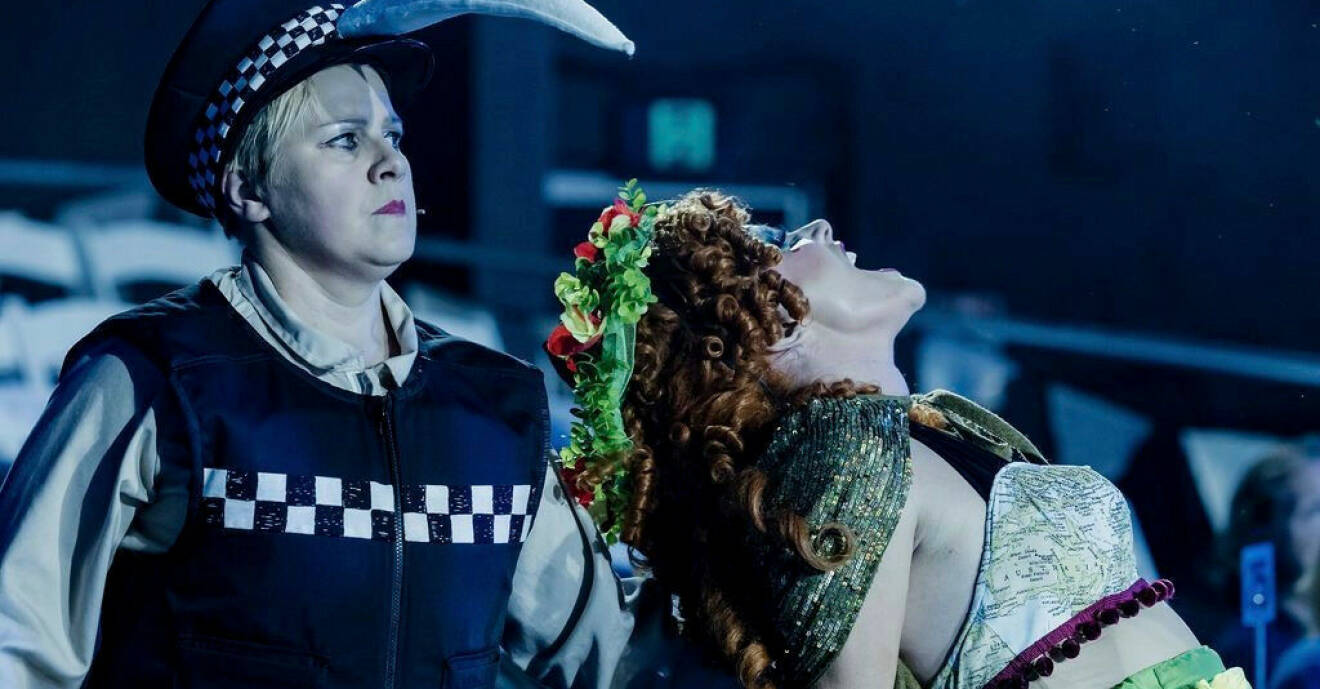 Catrin som barsk polis i en uppsättning av en nyskriven opera på Nya Zeeland, The unruly tourist.