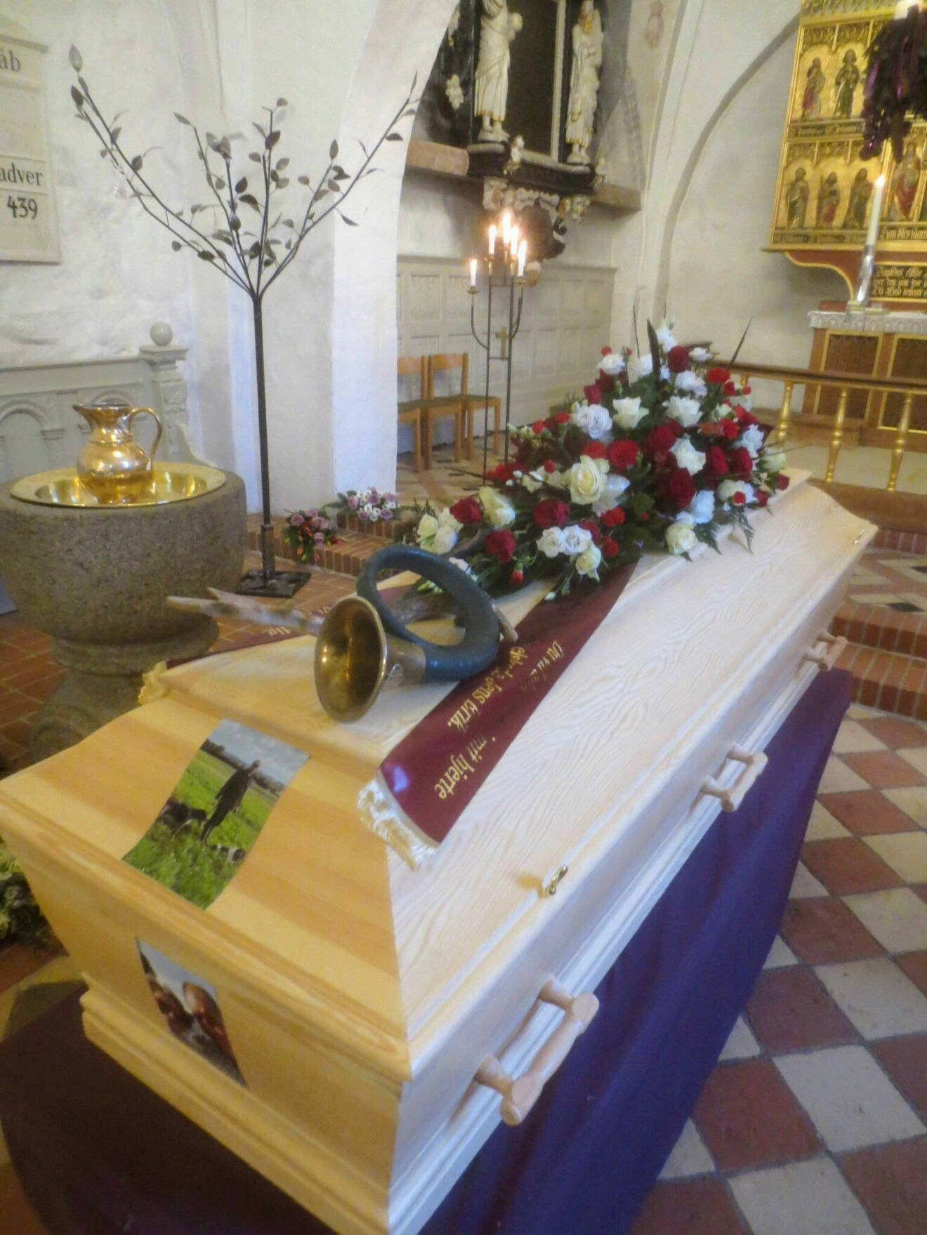 Begravningskista i kyrkan.
