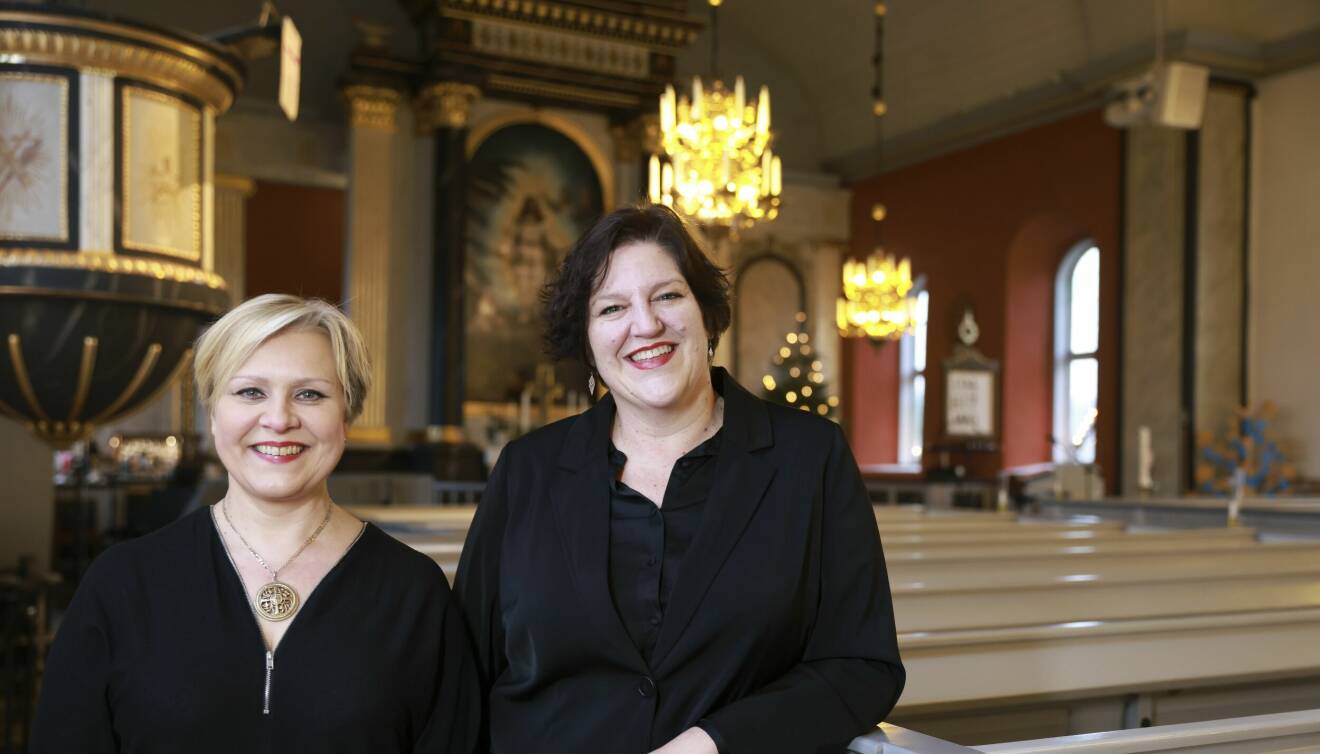 Catrin tillsammans med sin livspartner Rachel Fuller i Jämshögs kyrka i Blekinge.