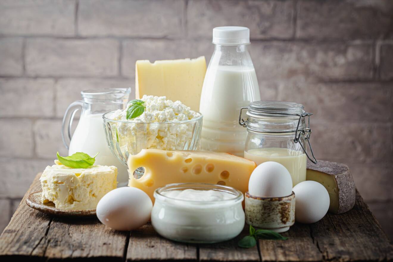 Produkter tillverkade av mjölk, som olika ostar, samt tre ägg.