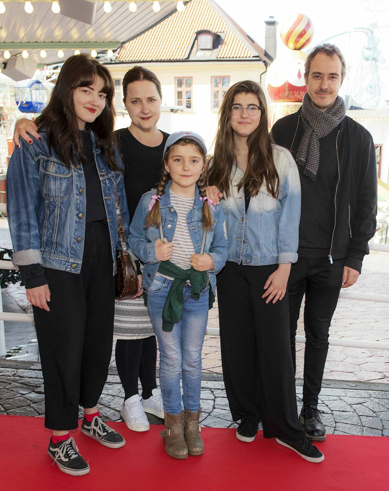 Jonas Karlsson med sin fru Hanna och deras tre döttrar på Gröna lunds premiär 2018.